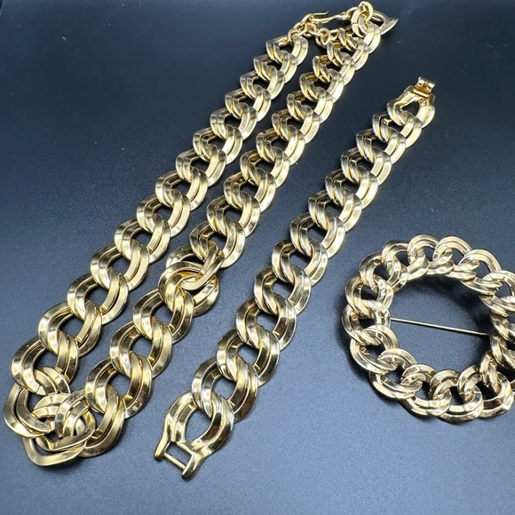 Vintage Signed Monet Gold Tone Bracelet Brooch And Necklace Set - Picture 3 of 12